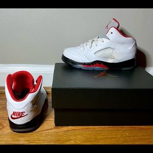 AIR JORDAN 5 RETRO
"Fire Red Silver Tongue"